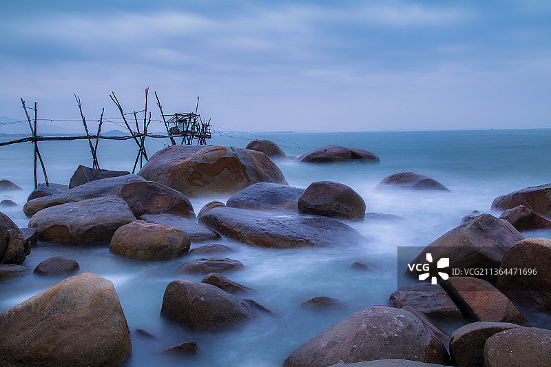 福建漳浦六鳌鱼架海边码头礁石图片素材
