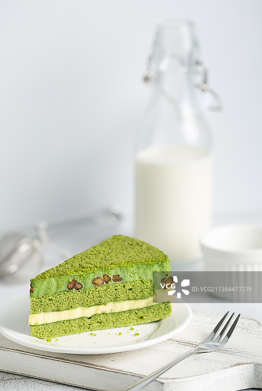 抹茶蛋糕牛奶配蛋糕图片素材