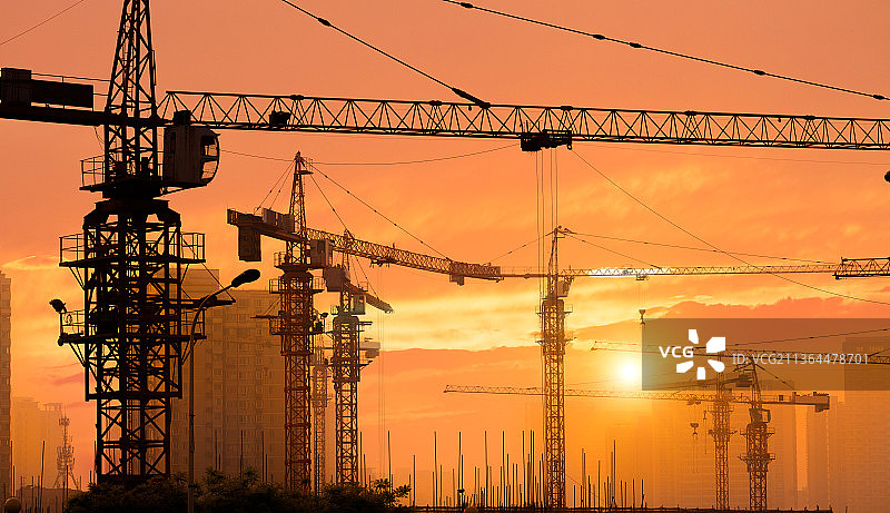 夕阳中的建设塔吊与工地图片素材