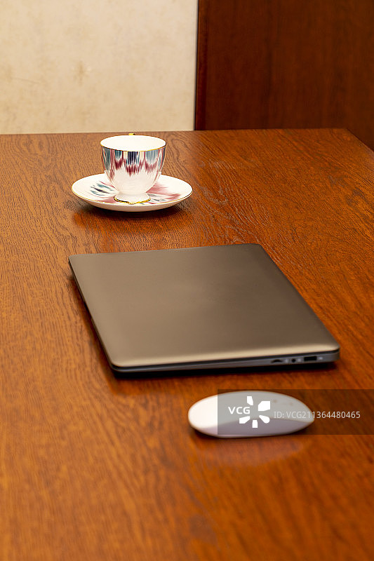 办公桌、茶杯、电脑、笔记本、商务图片素材