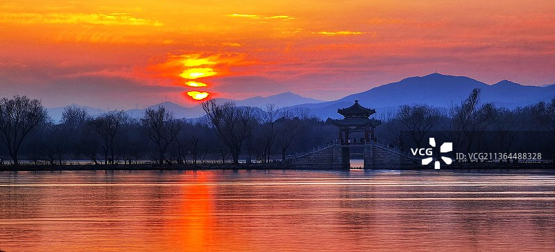 暮色中的西堤图片素材