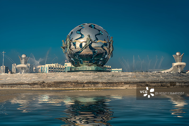 北海银滩的雕塑与倒影图片素材