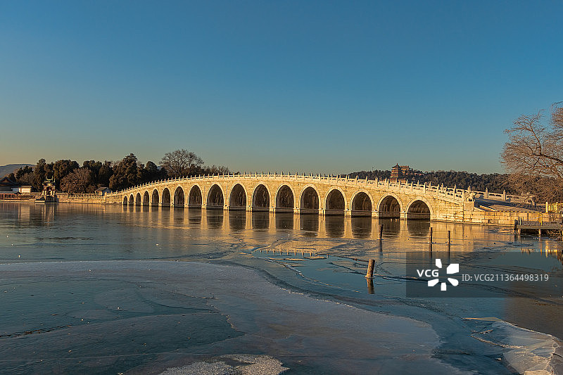 黄昏时刻的颐和园十七孔桥图片素材