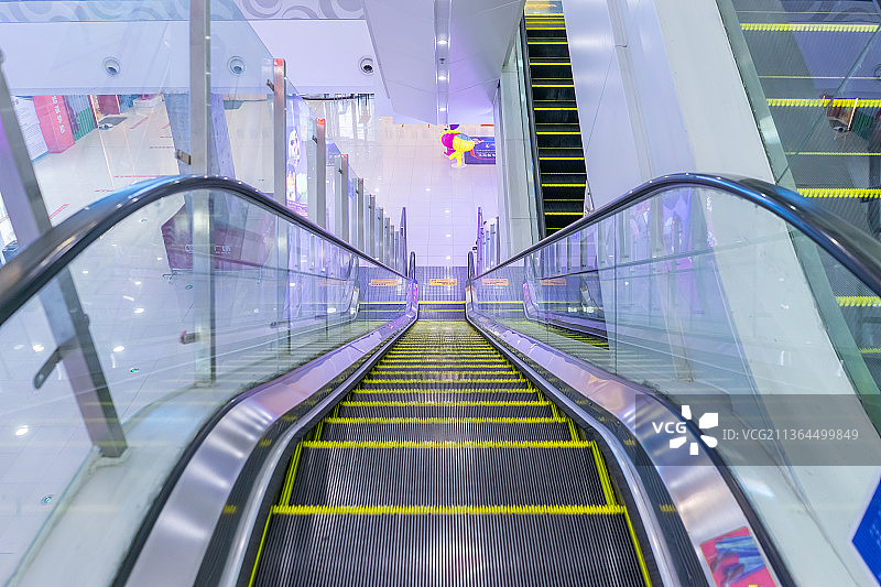 中国商场里客人上楼下楼乘坐的滚梯图片素材