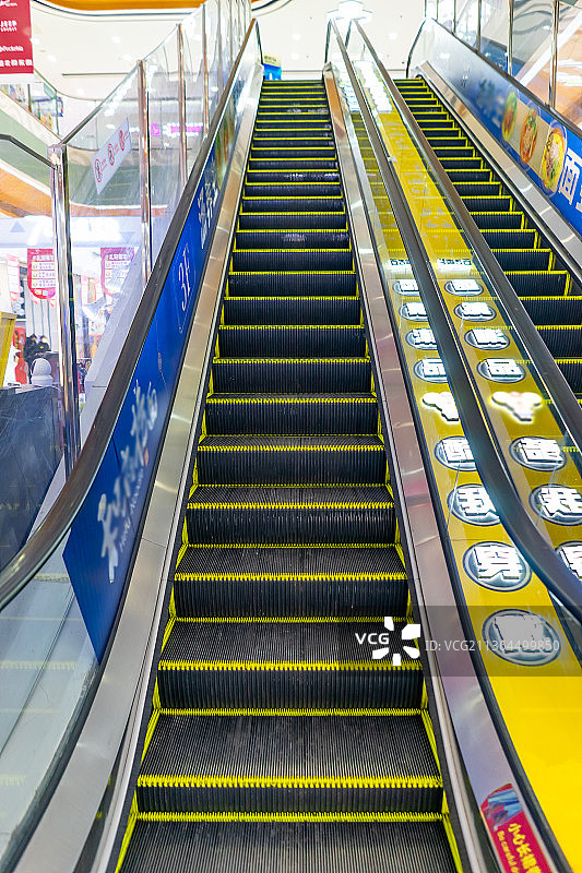 中国商场里客人上楼下楼乘坐的滚梯图片素材