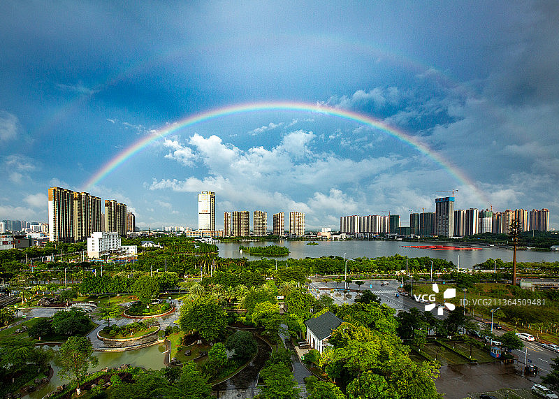 白石湖的彩虹、闪电和月亮图片素材