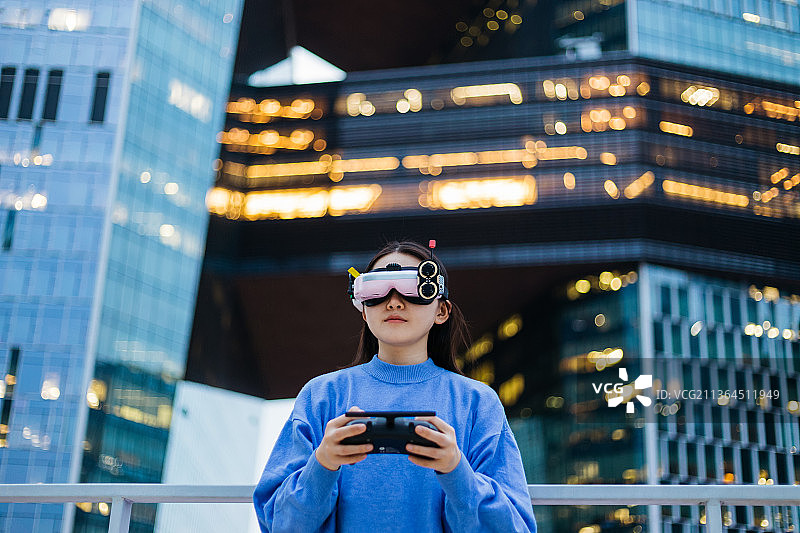 飞无人机的女子图片素材