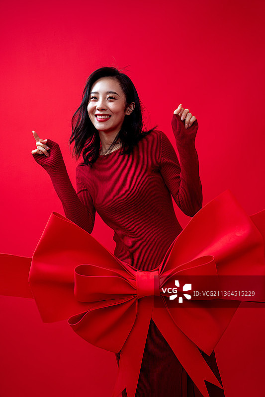 时尚的青年女孩和蝴蝶结图片素材