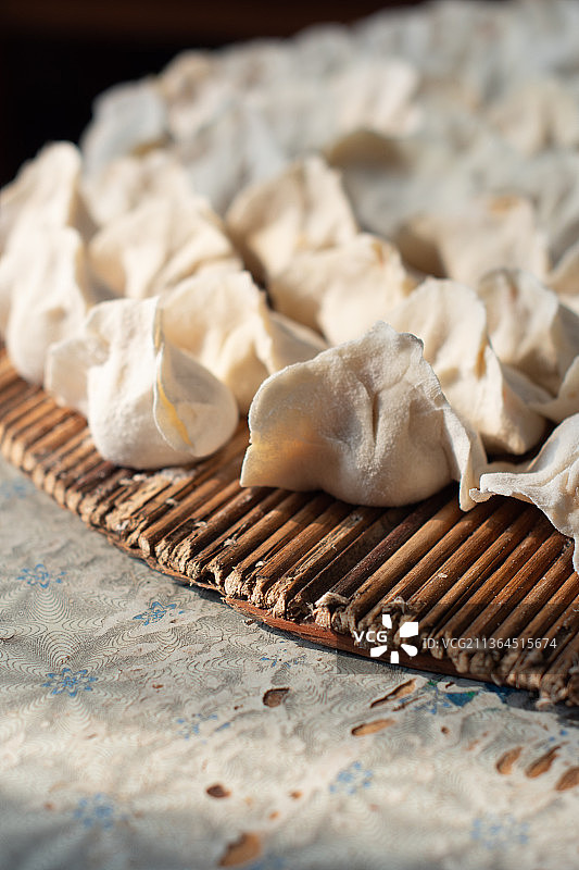 农村过年虎年布老虎过新年包水饺包饺子图片素材
