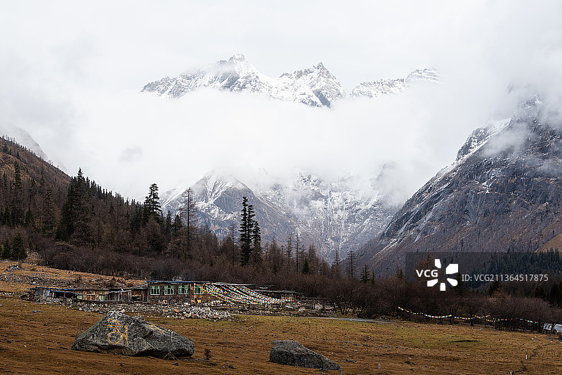 圣山脚下的藏民居图片素材