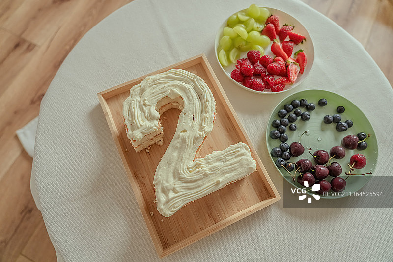 三维数字2特色草莓蓝莓青提红樱桃奶油蛋糕图片素材