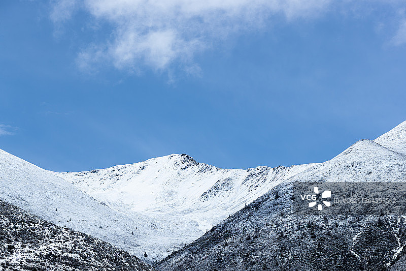 蓝天白云下的雪山图片素材