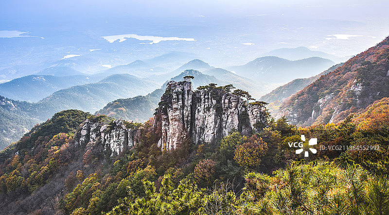 山东省临沂市沂蒙山龟蒙景区地标风景——鹰窝峰秋色图片素材