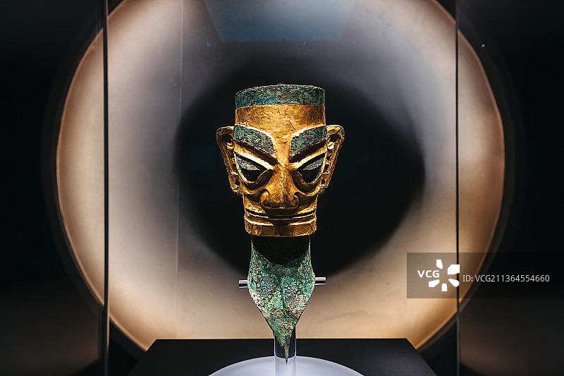 四川广汉三星堆遗址出土，三星堆博物馆藏文物——金面铜人头像（商代）图片素材