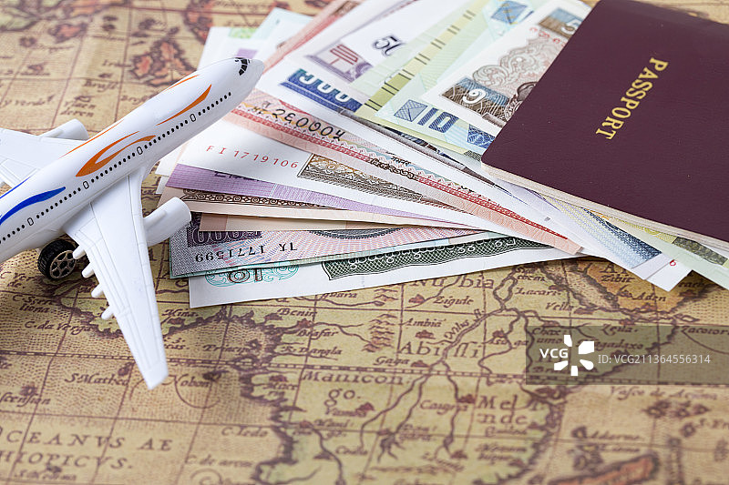 世界地图背景的各种外国货币俯拍局部特写图片素材