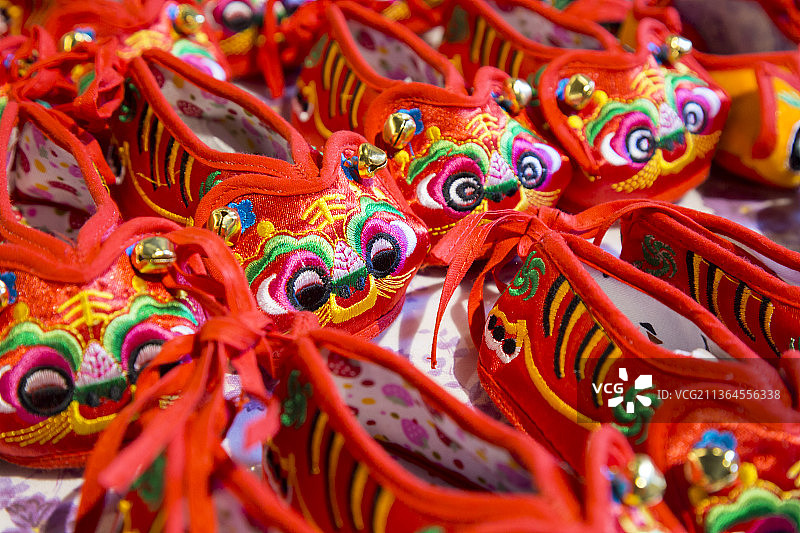 多个传统手工艺虎娃娃布鞋图片素材