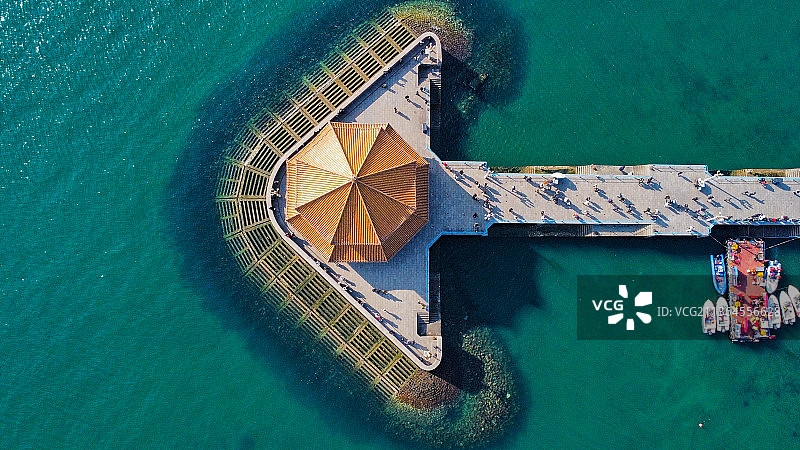 栈桥海上的高角度视野图片素材