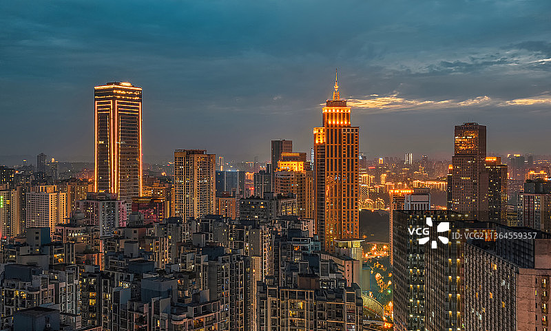 夏季入夜时分重庆南岸南滨路夜景图片素材