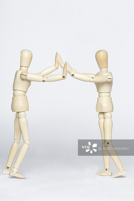 二人合作概念木偶形象图片素材