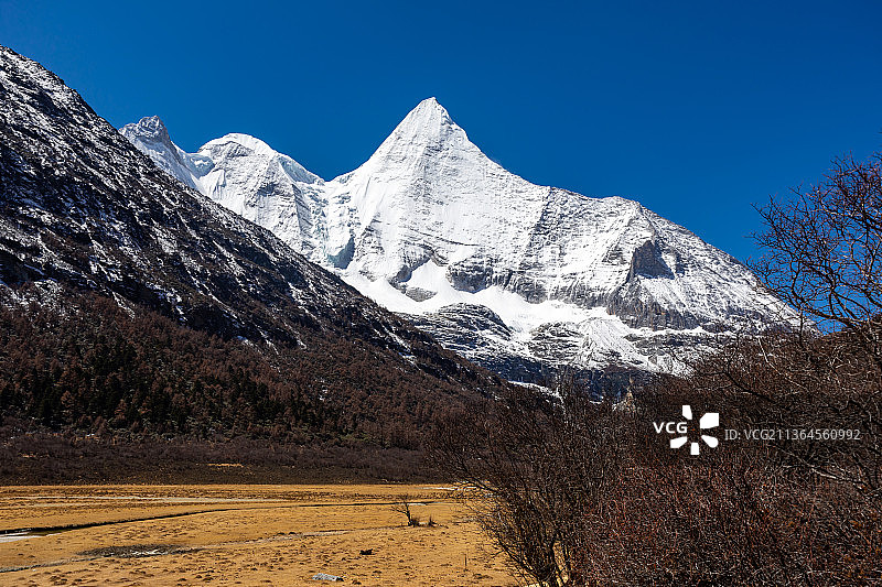 四川甘孜稻城亚丁央迈勇神山图片素材