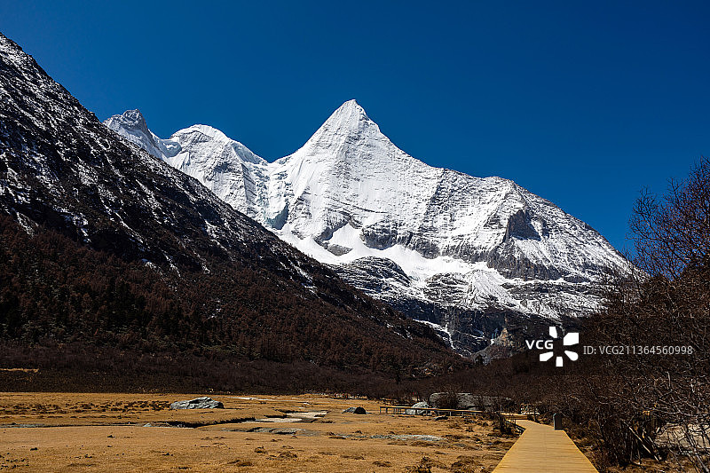 四川甘孜稻城亚丁央迈勇神山图片素材