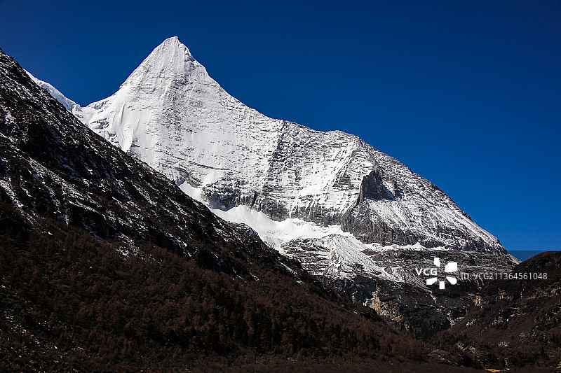 四川甘孜稻城亚丁央迈勇神山图片素材