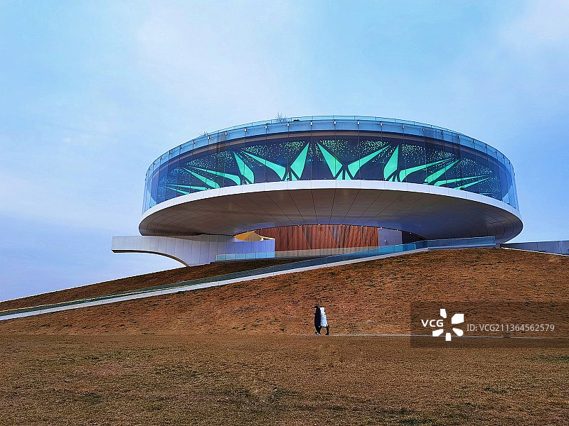 犹如飞碟落人间图片素材