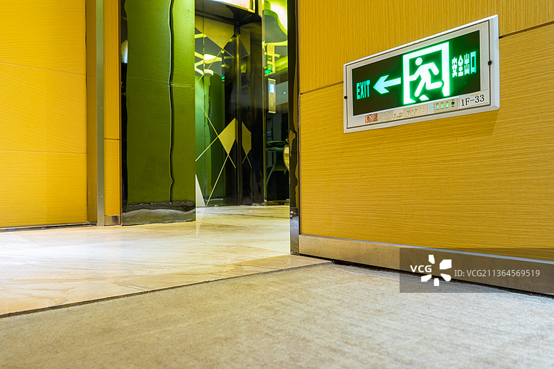 中国宾馆内部的安全通道标识图片素材