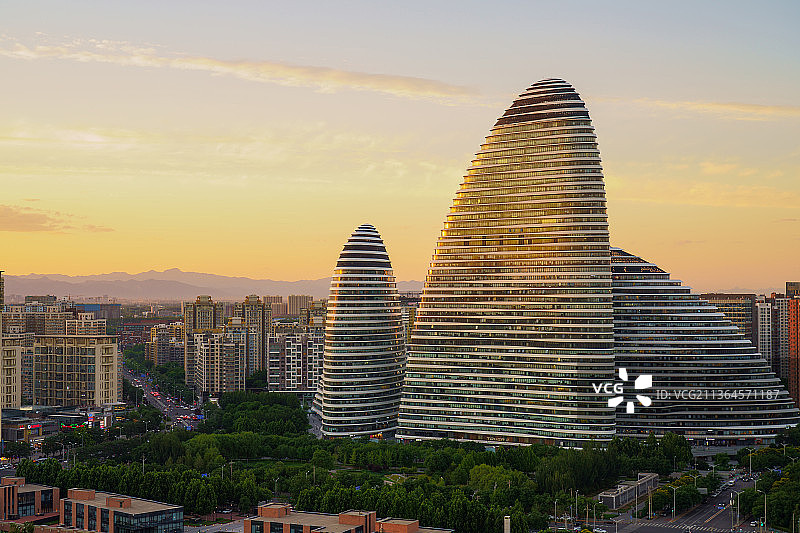 落日黄昏下的北京望京soho地标建筑图片素材