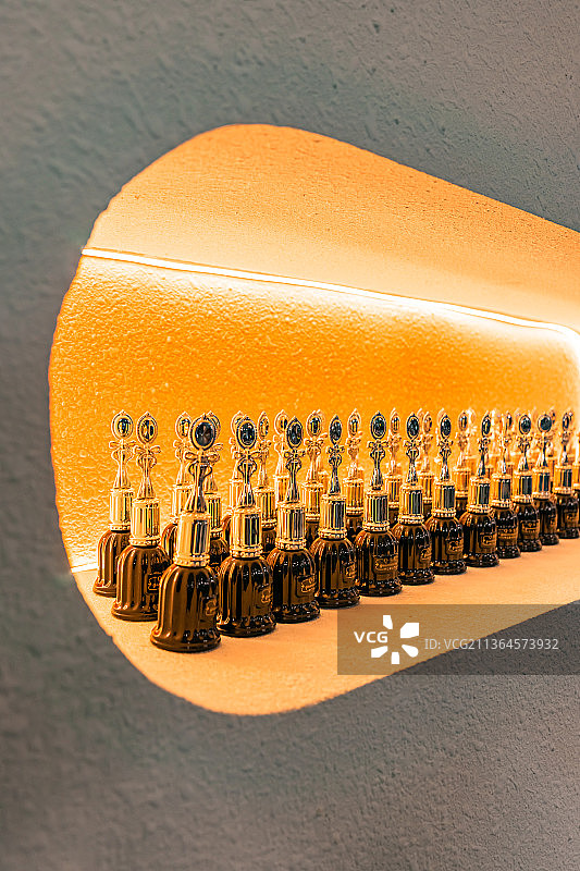 中国室内的美甲店，摆设着各种各样的指甲油和美甲用品图片素材