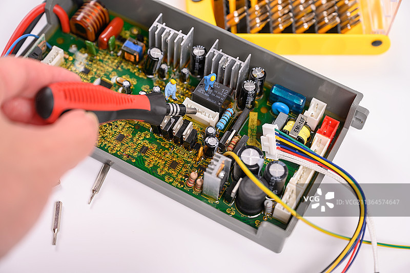 维修损坏的电器路主板图片素材