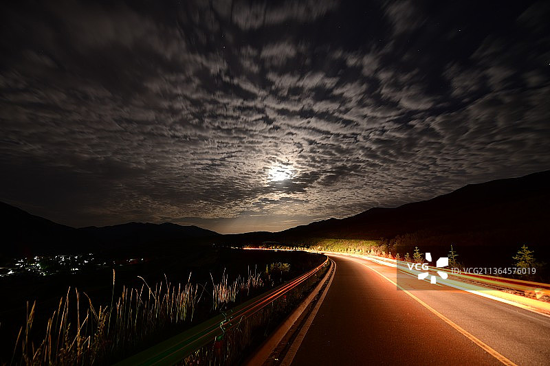 午夜时分的马衔山脚下图片素材