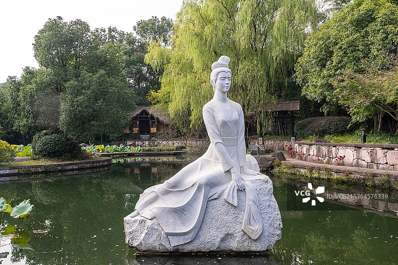 诸暨西施故里景区池子中的塑像图片素材