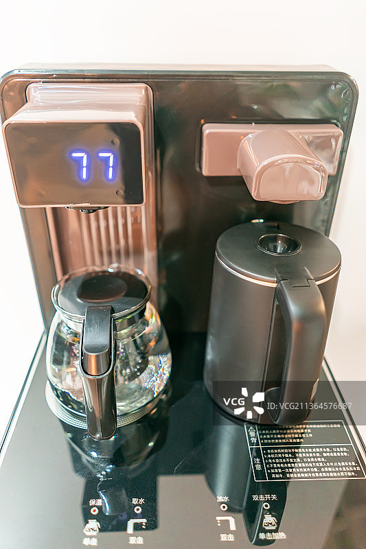 中国室内的居家家用电器用品，智能全自动加热电热水壶图片素材