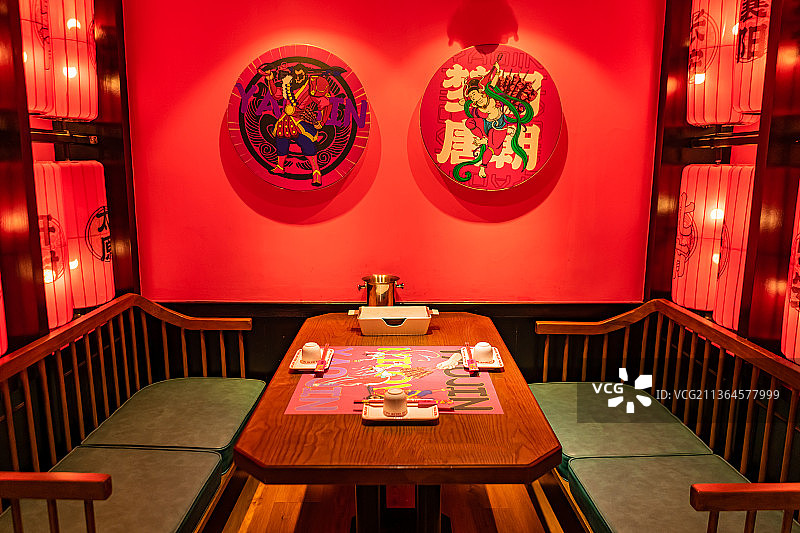 中国餐饮行业室内的餐桌和餐具图片素材