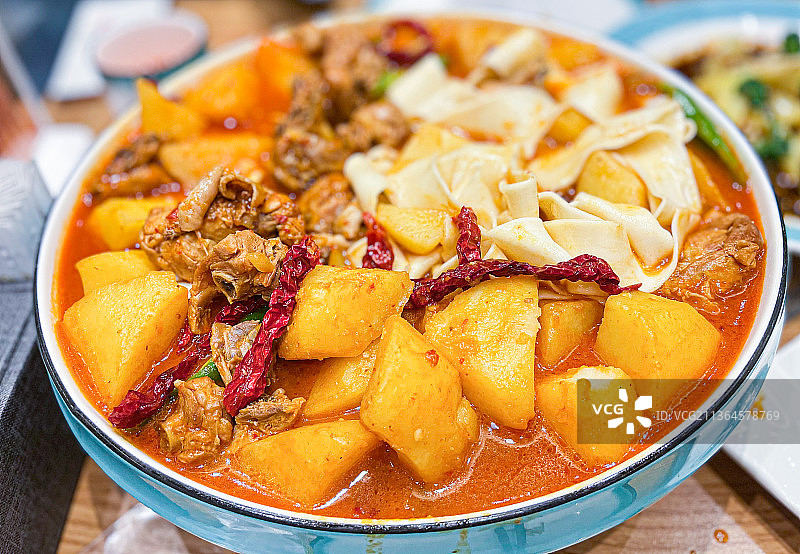 新疆美食：大盘鸡图片素材