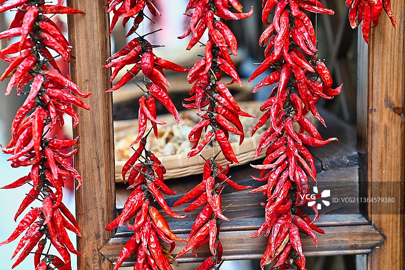 悬挂着的红色干辣椒图片素材