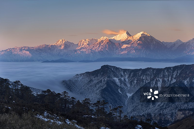 贡嘎山区云海与日照金山图片素材