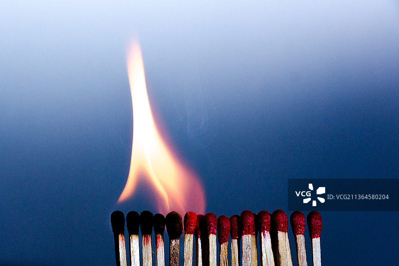 火柴燃烧瞬间图片素材