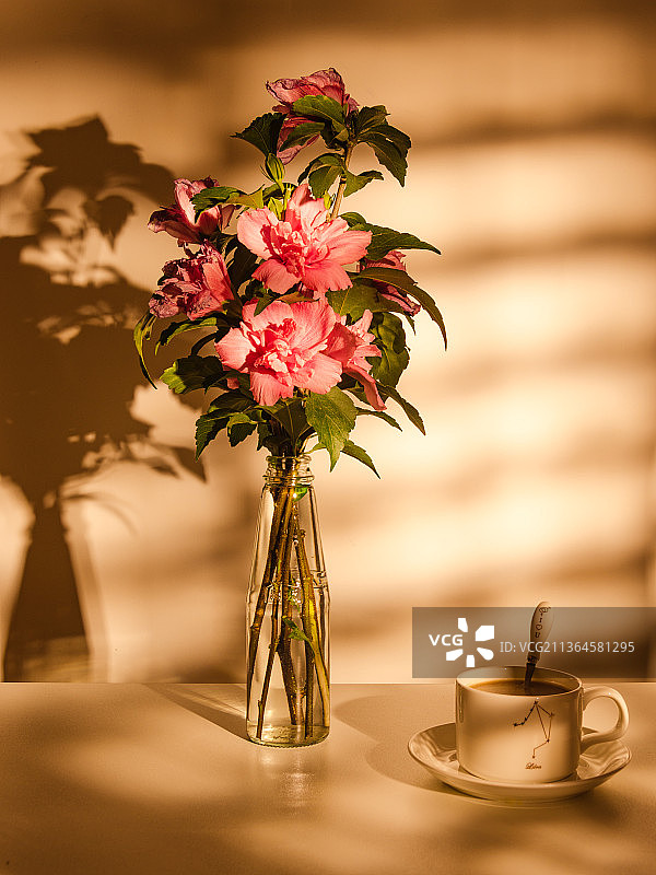 桌上放着一束花和一杯咖啡图片素材