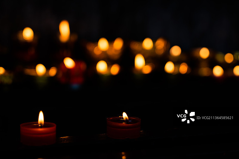 蜡烛希望祈祷哀悼者黑色背景图片素材