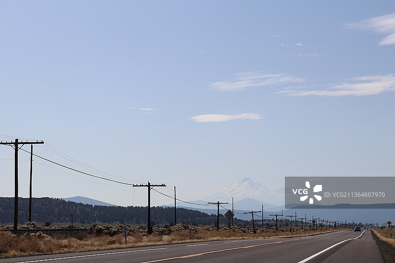荒漠里的公路和远处的雪山图片素材