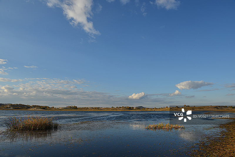 坝上将军泡子蓝天白云图片素材