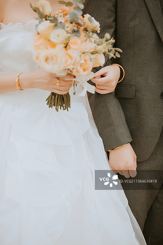 新娘手持捧花挽着新郎图片素材