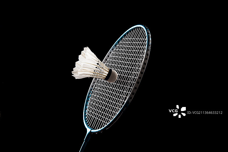 黑色背景上打羽毛球图片素材