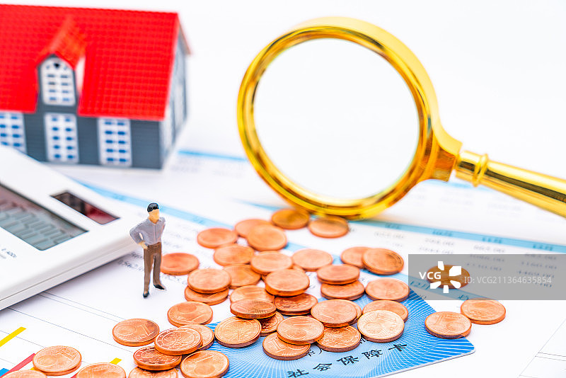 药品、社保卡医保卡和玩具小人——医疗保险概念图片素材