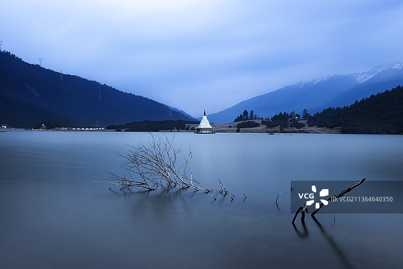 中国西藏林芝鲁朗小镇晨曦图片素材