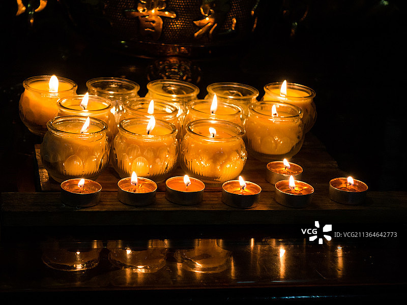 寺庙酥油灯图片素材