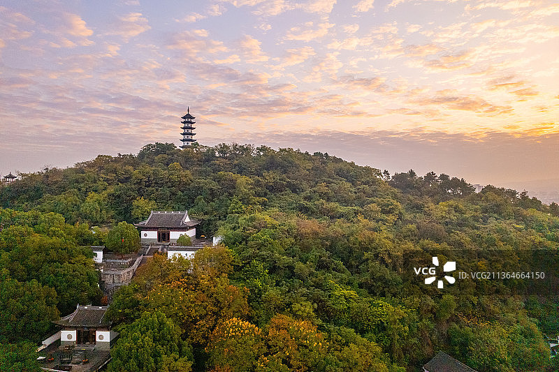 航拍夕阳下诸暨西施故里景区金鸡塔图片素材