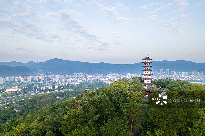 航拍夕阳下诸暨西施故里景区金鸡塔图片素材